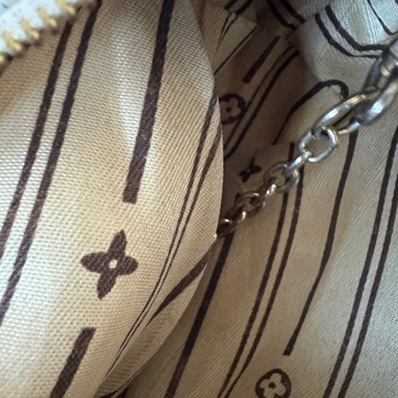 Louis Vuitton - Picture 5 of 7